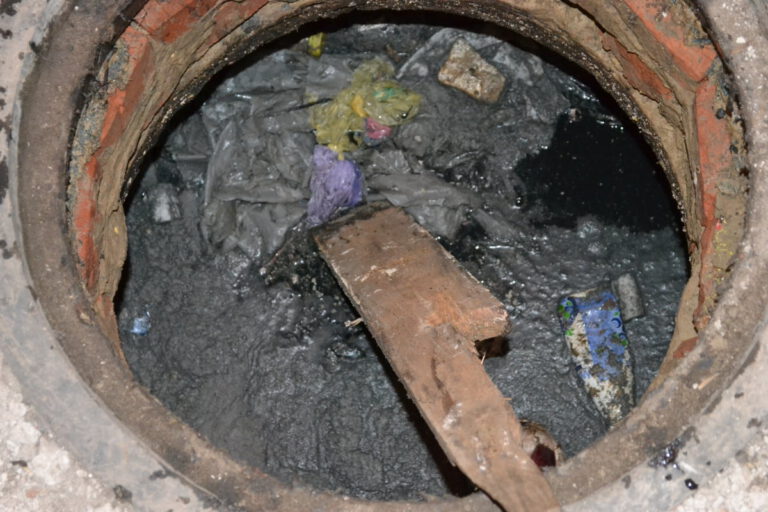 osnovnye-problemy-s-kanalizacionnym-kolodcem1