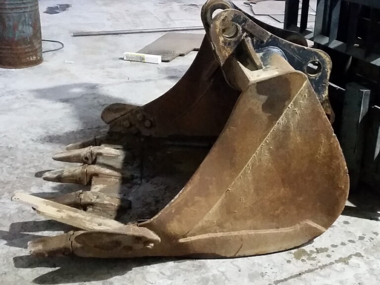 zub-kovsha-ehkskavatora-slomalsya